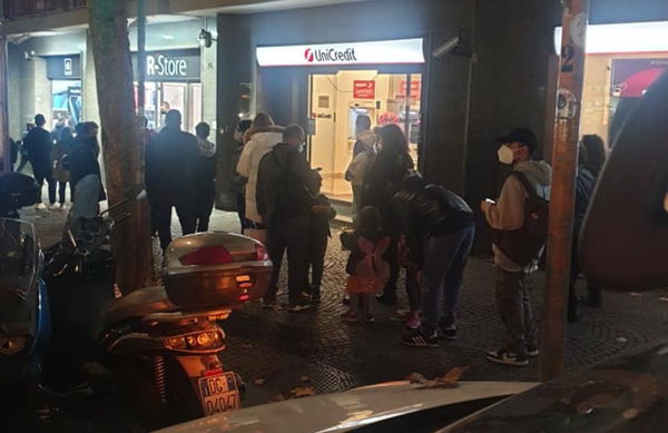 La vera storia delle file a Napoli per comprare l’iPhone 12