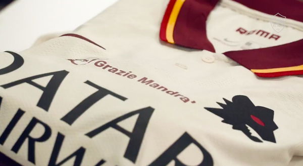 L’omaggio della Roma a Gigi Proietti: sulla maglia la scritta «Grazie Mandra’»
