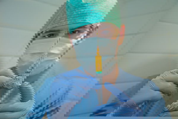 Per Burioni il vaccino Pfizer potrebbe essere «la fine di questo incubo»