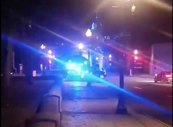 Québec City, attacco di un giovane vestito in abiti medievali: due morti