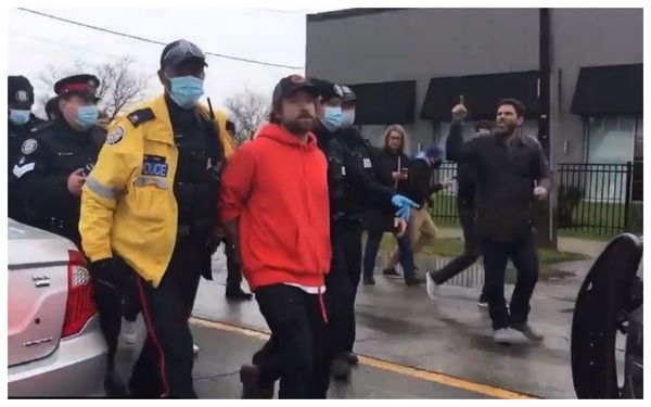 Le proteste anti-lockdown arrivano anche in Canada, arrestato il proprietario di un ristorante