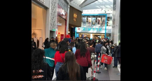 Tutta la gente che rischia il contagio per un selfie da Primark