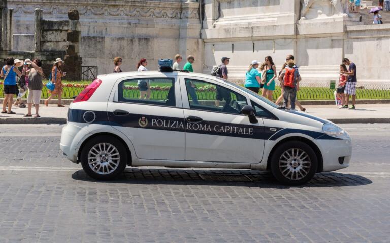 Fanno sesso in servizio, ma dimenticano la radio accesa: due vigili urbani sotto inchiesta Fanno sesso in servizio, ma dimenticano la radio accesa: due vigili urbani sotto inchiesta