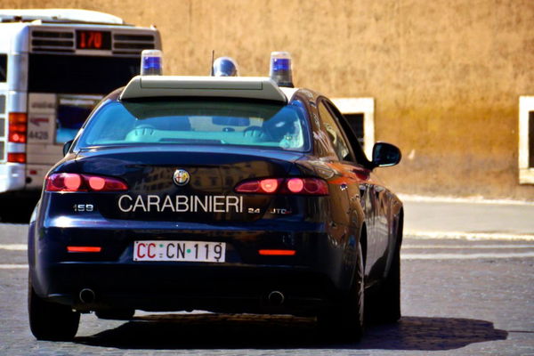 Uccide la moglie e un figlio, grave l’altra gemellina: poi si toglie la vita