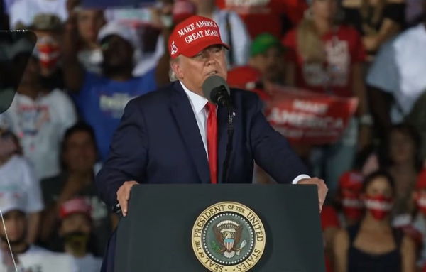 In tempi di pandemia Trump organizza un ‘party’ con 400 persone aspettando i risultati delle elezioni