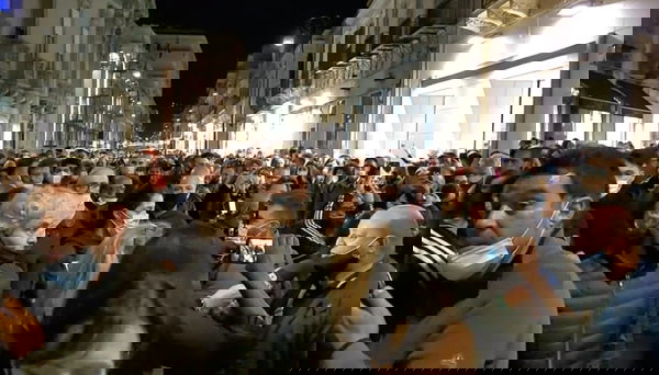 Rezza spiega che la Calabria può uscire dalla zona rossa in due settimane, proteste in strada