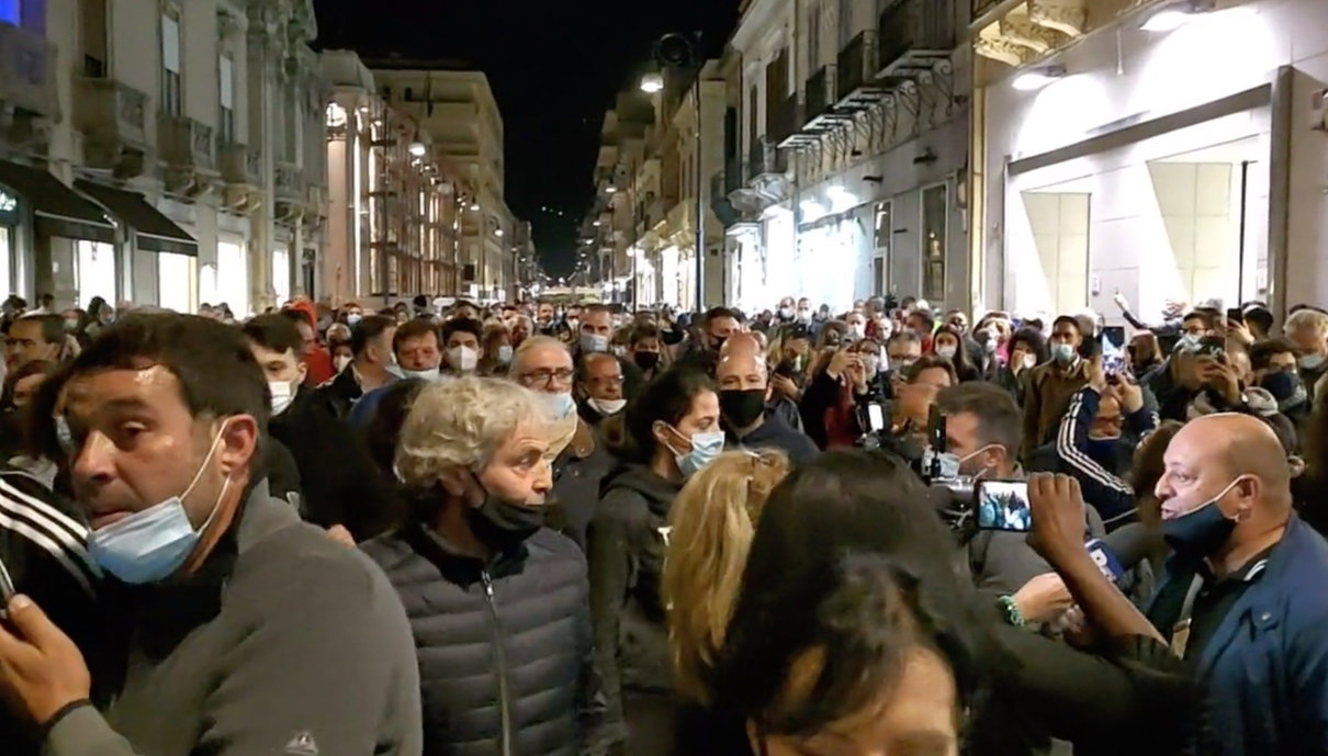Rezza spiega che la Calabria può uscire dalla zona rossa in due settimane, proteste in strada article-post