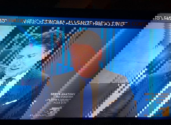 Giuseppe Conte, gli appunti dalla Gruber e gli insistenti colpi di tosse