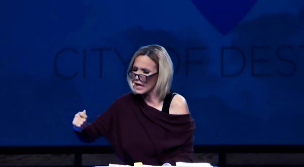 Il video virale della guida spirituale di Trump che sembra rappare