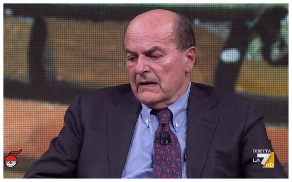 Crisi di governo, Bersani contro Renzi: “Vuole mostrare che comanda anche senza esercito”