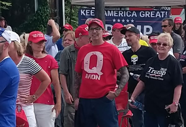 Sono stati i grandi colossi del web a favorire QAnon