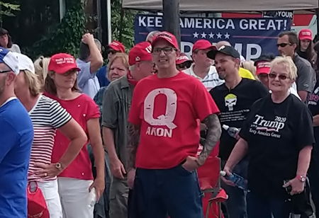 Sono stati i grandi colossi del web a favorire QAnon article-post