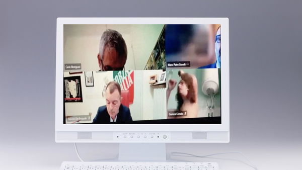 Il consigliere M5S di Milano tradito dallo streaming