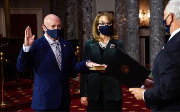 Giura il nuovo senatore dell’Arizona, il messaggio della moglie fa commuovere