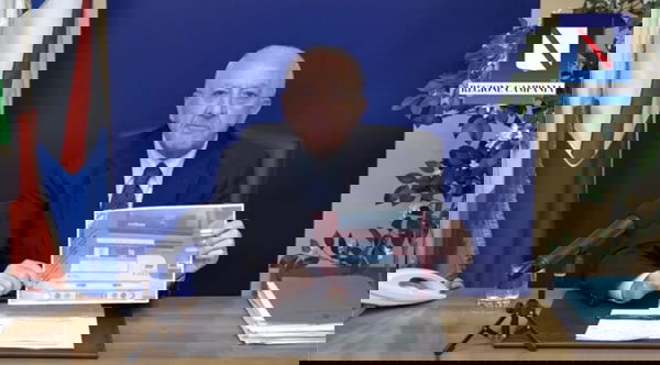 De Luca e l’attacco alle pubblicità dell’istituto Tumori di Milano dietro agli autobus di Napoli