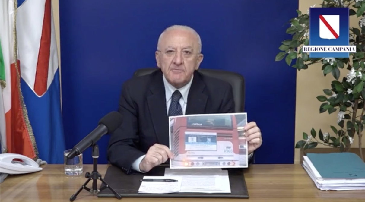 De Luca e l’attacco alle pubblicità dell’istituto Tumori di Milano dietro agli autobus di Napoli article-post