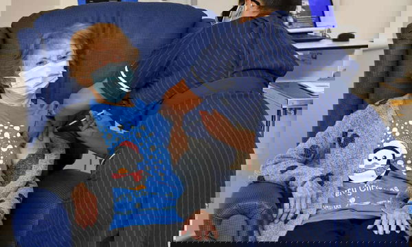 I complottisti su Margaret Keenan: «Se morirà daranno la colpa alla vecchiaia e non al vaccino»