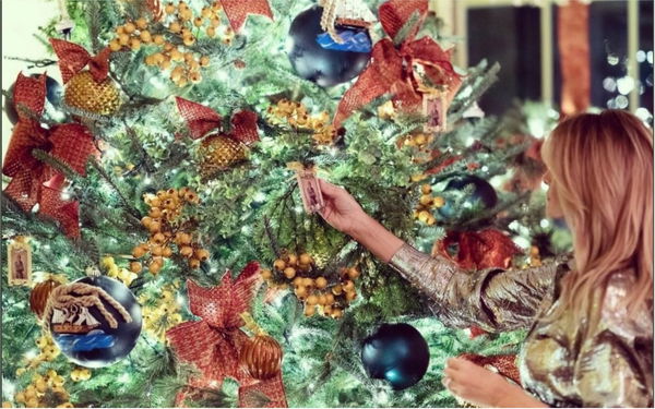 Amaro Natale, la rete boccia l’albero kitsch di Melania Trump