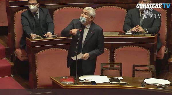 Dopo quasi 40 anni in Parlamento, Casini ancora non sa come funzionano i microfoni