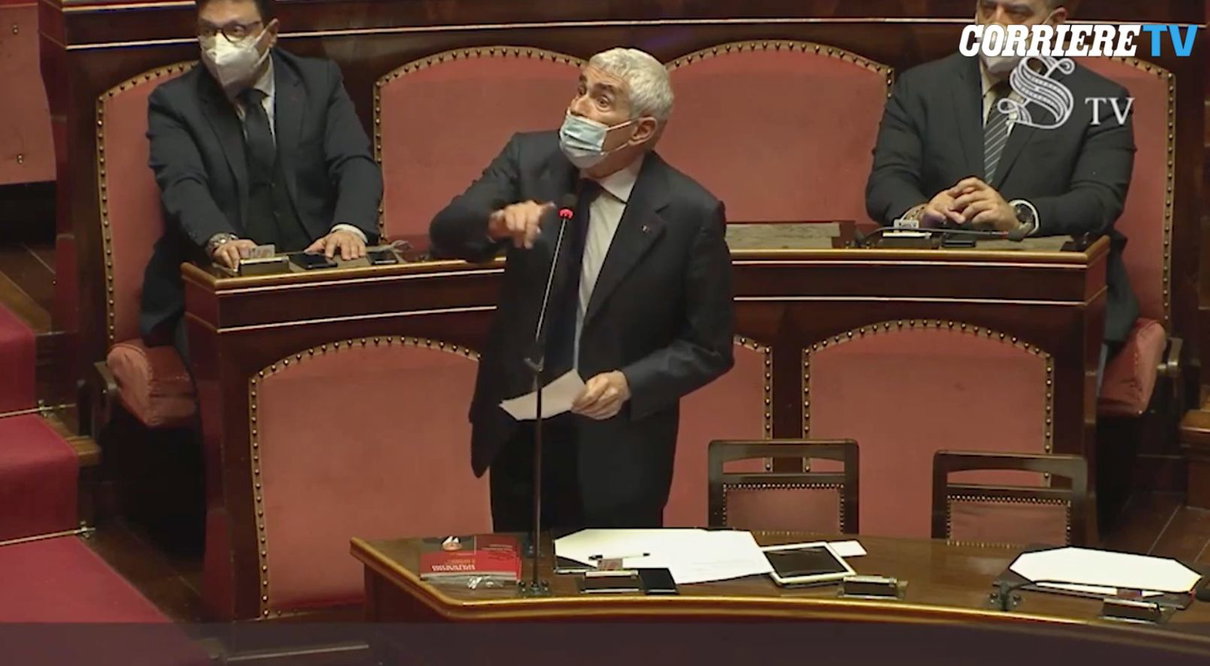 Dopo quasi 40 anni in Parlamento, Casini ancora non sa come funzionano i microfoni article-post
