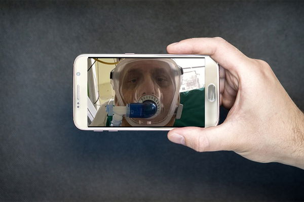 Il Paese in cui i medici rimproverano i politici per i selfie in terapia intensiva