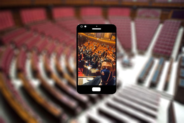 Il selfie (mosso) di Salvini in Senato e la sua nuova fase “presenzialista”