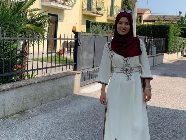 «Lei è araba, niente da fare»: la risposta all’annuncio di lavoro cela razzismo