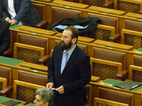 In Italia non stiamo bene, ma in Ungheria stanno peggio: la censura sull’orgia del deputato di Orbán