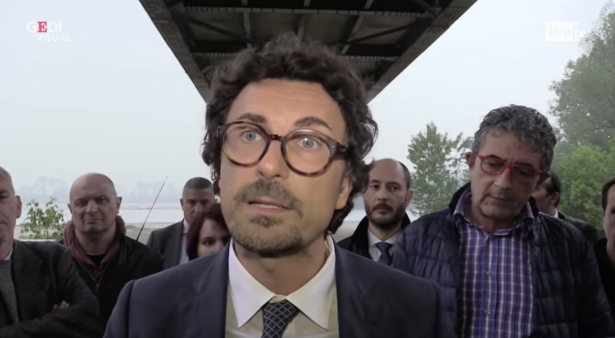 Toninelli e le donazioni per il suo tg su YouTube: «Non possiamo andare avanti spendendo» article-post