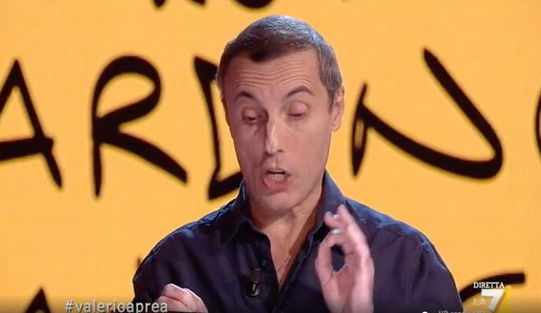 Perché Valerio Aprea che legge il bugiardino di un antiacido in tv è una trovata geniale