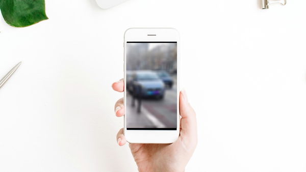 Invece di filmare e rendere virale il video della coppia nuda di Bitonto, bisognava aiutarla