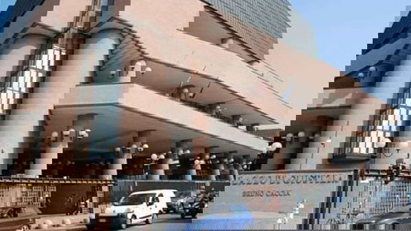 La preside della maestra di Torino vittima di revenge porn: «Da noi clima di conforto»