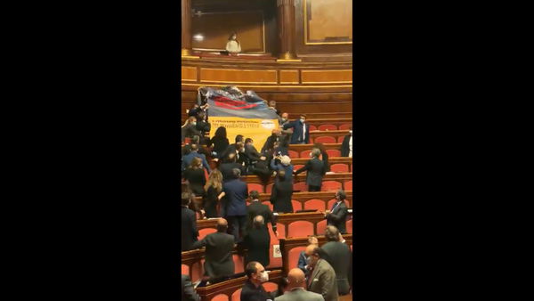 La Lega taglia il video della rissa al Senato per non mostrare le spinte a De Poli e al commesso