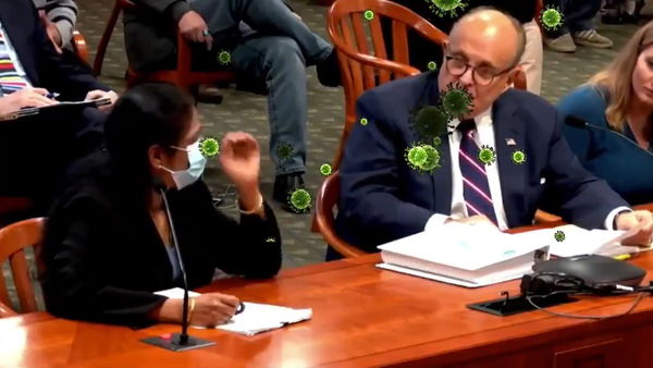 I modi Rudy (Giuliani): quattro giorni fa sputacchiava a un processo senza mascherina