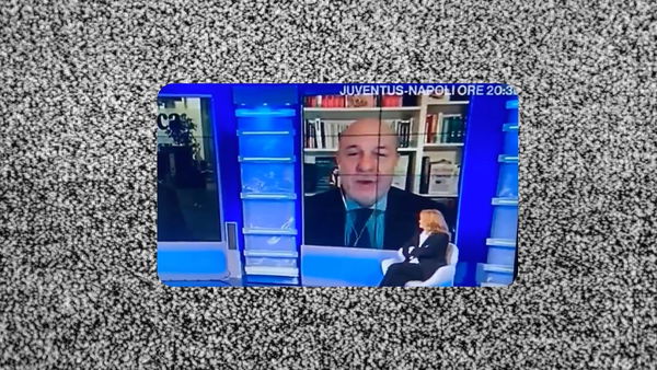 Lo studio di Unomattina ride mentre Alan Friedman dà della escort a Melania Trump | VIDEO