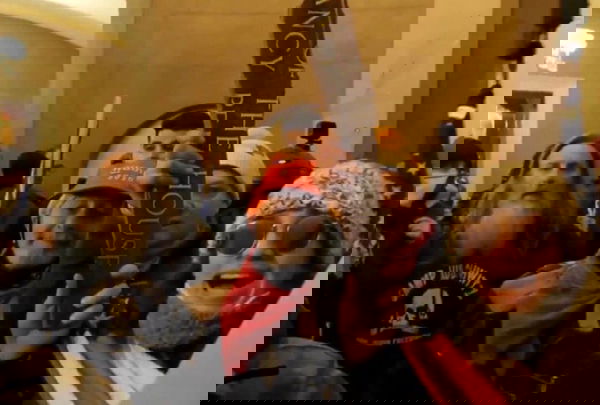 La morte della democrazia americana in una felpa