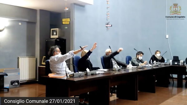 Anche Giovanni Toti condanna i saluti romani durante il consiglio comunale (in streaming) di Cogoleto