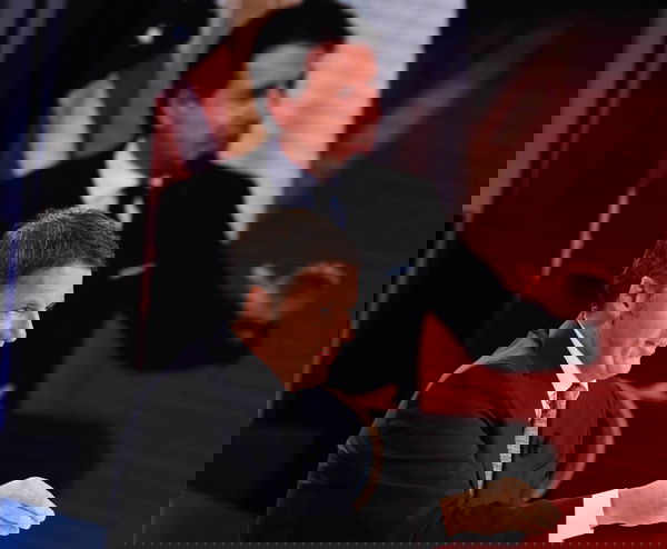 Renzi e Conte non si capiscono perché si stanno parlando in inglese? | VIDEO