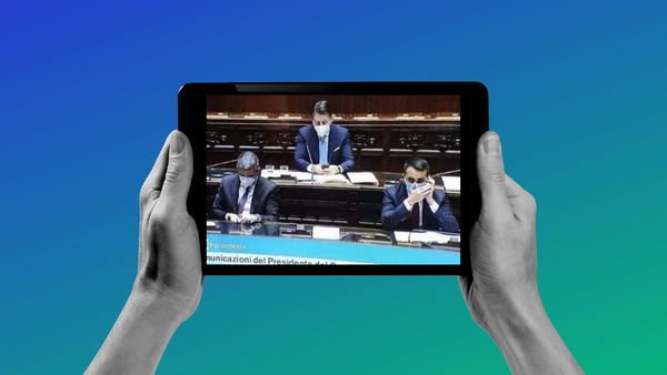 Il potenziale meme di Di Maio con la mano davanti alla mascherina per non far leggere il labiale