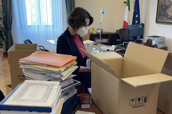 L’ex ministra Bonetti pubblica su Facebook le foto degli scatoloni a Palazzo Chigi