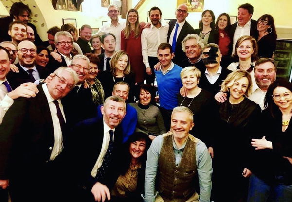 La senatrice di Italia Viva che cancella a penna il volto di Vito De Filippo (appena tornato nel PD)