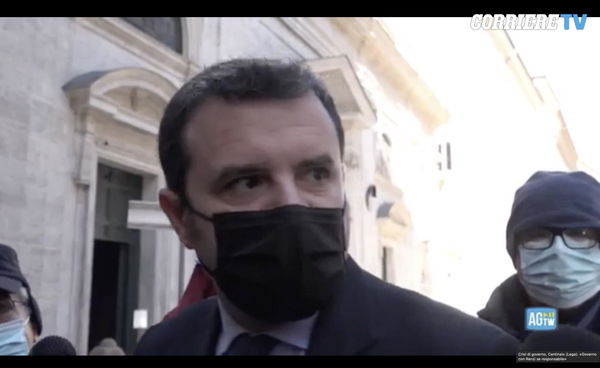 Centinaio dice ai giornalisti che la Lega è pronta a governare anche con Renzi | VIDEO