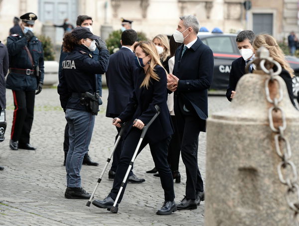 Giorgia Meloni trova lo slogan anche con le stampelle: «Come il Conte-ter, governo zoppo»