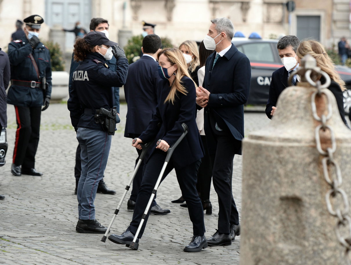 Giorgia Meloni trova lo slogan anche con le stampelle: «Come il Conte-ter, governo zoppo» article-post