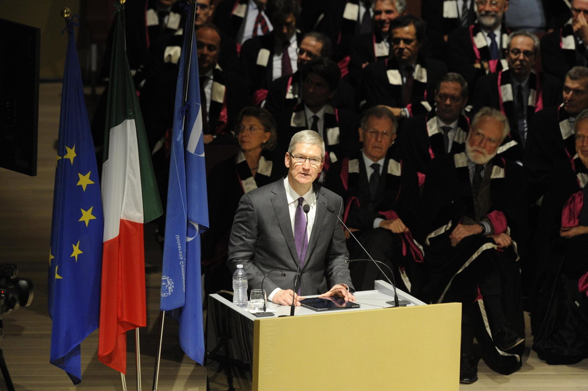 Tim Cook contro Facebook: «Algoritmi nutrono cospirazioni» article-post