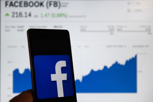 Ma davvero Facebook ha guadagnato con chi paragona i vaccini all’Olocausto?