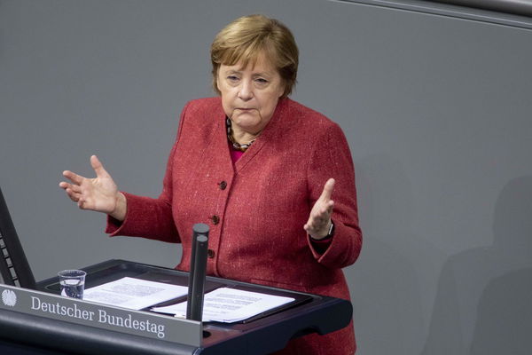 Per Angela Merkel «non deve essere un management aziendale a limitare la libertà di espressione»