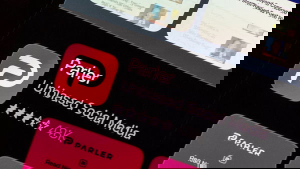 Parler chiede un ordine restrittivo per Amazon: «Per noi sta suonando la campana a morto»