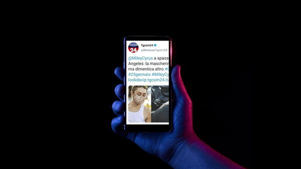 È peggio Miley Cyrus che “dimentica” il reggiseno o TgCom24 che dimentica come si fa giornalismo?