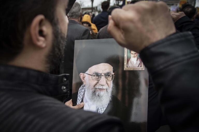 Twitter ha bloccato un account falso legato a Khamenei che ha minacciato Trump Twitter ha bloccato un account falso legato a Khamenei che ha minacciato Trump